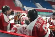 【動画】アイスホッケー中国代表、突然ブチギレて相手をリンチしだすｗｗｗｗｗ