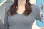 【gif】わざと揺らして男を挑発する女子アナwwwww