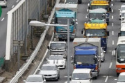 【悲報】日本政府さん「高速道路を無料化します。西暦2115年から」