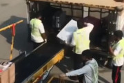 【動画あり】中国、空港で乗客荷物をぶん投げるｗ　一方日本はきちんと置く