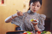 【乃木坂46】筒井あやめ『東京カレンダー』初登場！"韓国料理にウキウキ" グラビアショット初公開！！！
