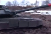 ロシア軍の戦車、道路以外使えない？ドロにハマり放棄も