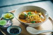 日本のラーメンはテイクアウトでも美味しいの？実際に試してみた！「マレーシアでは何でも持ち帰れる」「白い服で食べるのは勇敢だねwww」海外の反応