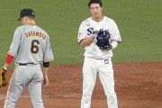 山田哲人セカンドベース上で坂本勇人に声を掛けるがスルーされる