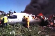 【動画】メキシコ東部で空軍機が離陸に失敗し乗員全員死亡。