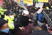 【悲報】韓国で武漢帰国者の収容に反対する暴動が発生　　長官に石や卵を投げつける