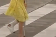 まだまだ世の中捨てたもんじゃない。横断歩道で歩いていた松葉杖の女の子が・・・。海外の反応