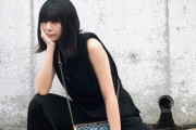 西内まりやさん、黒髪に前髪ぱっつん　全身“黒コーデ”