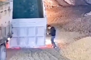 【動画】死亡事故は慣れた頃に。ダンプの後ろで荷台を確認していた男性に起きた悲劇。