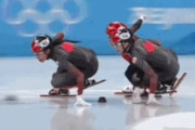 五輪ショートトラックで中国選手がカナダ選手へ甲羅投げをする