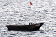 韓国軍、日本海で漂流していた北朝鮮船を発見…人道的観点から食料と水を提供！