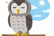 この姿は衝撃的！「フクロウは頭が重いので、若い頃はうつぶせに寝ることがある…」