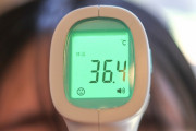 入口の謎機械『ピッ。34.9℃』係員「どうぞお入り下さい」　←これ