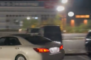 【動画】型落ちクラウン乗りさん、駐車場でイキリ運転を披露