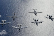 太平洋上を編隊飛行する米空軍B-1Bランサー超音速戦略爆撃機とA-10CサンダーボルトII攻撃機！