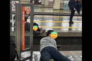 【画像】撮り鉄、「濡れたホーム」に横たわり命懸けで撮影。…あなたはこれでも彼らを叩けますか？