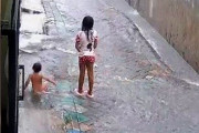 【閲覧注意】大雨で側溝に飲み込まれた子供の映像が怖すぎる