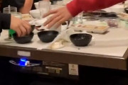 【動画】クソガキさん、店員が持ってきた料理を一瞬で食い終えてしまい炎上
