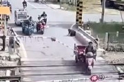 中国人、バイクで強引に踏切を突破
