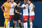 ◆悲報◆鹿島アントラーズさんの面々、ハンド誤審ゴールにまたも審判囲みをしてしまう
