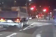 この車にピンときたら110番。浪速区の交差点で車に当て逃げされてしまったPCX乗りのヘルメットカム。