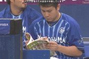 DeNA佐野、選手名鑑で必死に調べる