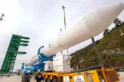【フラグ】発射台に立てられた韓国ロケット「ヌリ」…エンジン燃焼誤作動なら自爆システムで爆破も