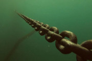 【悲報】海洋人工物恐怖症ワイ、海に鎖一本あるだけでチビってしまう