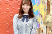 日向坂46佐々木久美、このあと20時～放送『クイズ！ＴＨＥ違和感』オフショットが公開！