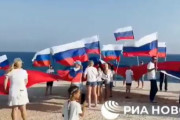 海外「ロシアでやれよ」 キプロスでVとZの形をした53mのロシア国旗を掲げるロシア人達