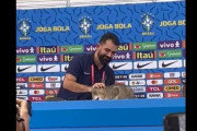 【動画】ブラジル代表スタッフさん、記者会見に迷い込んだ猫を掴んで放り投げてしまい世界中で炎上