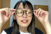 【AKB48】坂川 陽香ちゃん(14歳)「ワクチン接種して腕が上がらないから、脚を上げまーーす。」→アレが見えてしまうｗ