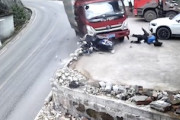 【動画】下り坂でコントロールを失ったトラックがバイク乗りをはねてしまう恐ろしい事故。