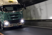 高速道路でクロネコヤマトの大型トラックの後ろを走ると全てのいざこざに巻き込まれず精神の安寧が得られる