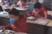 海外「中国の学生達は給食を食べるときもマスクをつけないといけないようだ」