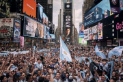 【画像】タイムズスクエアを占拠したアルゼンチンサポの熱気が凄い…