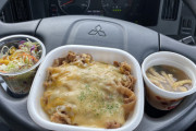 【画像】ド底辺トラックドライバーの食事ｗｗ