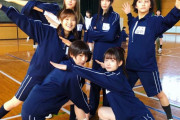 ぽんゆいこと欅坂46小林由依、愉快な仲間たちとわちゃわちゃ！3/6最終回を迎えるドラマ「女子高生の無駄づかい」第6話オフショット公開