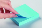 文具メーカーが教える「付箋の正しいはがし方」これで反り返りにくくなるぞ