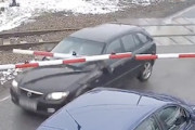 【動画】遮断機に刺さりながら踏切を突破するポーランドのDQNやばすぎｗｗｗ