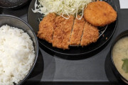 松のや「とんかつ定食500円ご飯味噌汁おかわり自由です」←こいつ