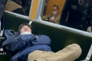 【動画】「とりあえず謝れや」「はい、暴行罪」阪急の電車内にあごマスクの電車寝そべり男が現れる　注意した車掌に逆ギレ