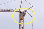 建設用クレーンに登っていた男が落下してしまう瞬間が動画に記録される。