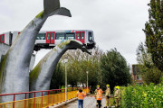 【世界ニュース】高架突き破った電車、「クジラの尾」に乗り落下回避　オランダ　海外の反応