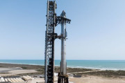 スペースＸの巨大ロケット「スターシップ」打ち上げ、また空中で爆発し残骸飛散…ブースターは帰還成功！