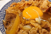 なぁ牛丼に卵かけるときに卵に醤油混ぜるのって変なの？