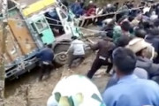 【インド】谷に落ちたトラックを村人総出で助けるGJ動画。