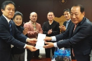 新大久保の韓国人事業主団体、吉住健一区長を表敬し折り鶴渡す　東京五輪の成功願い[12/3]