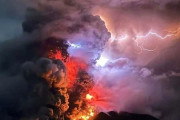 【画像】インドネシアの火山噴火、映画のワンシーンみたいになるｗｗｗｗｗｗｗｗｗｗｗｗ