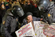 【動画】ロシア、90歳？のおばあさん、反戦デモ中に警察に逮捕される。その様子…